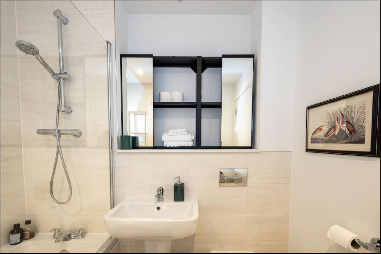 Elegance Retreat - 2 Bed Holiday Home With Parking 曼彻斯特 外观 照片