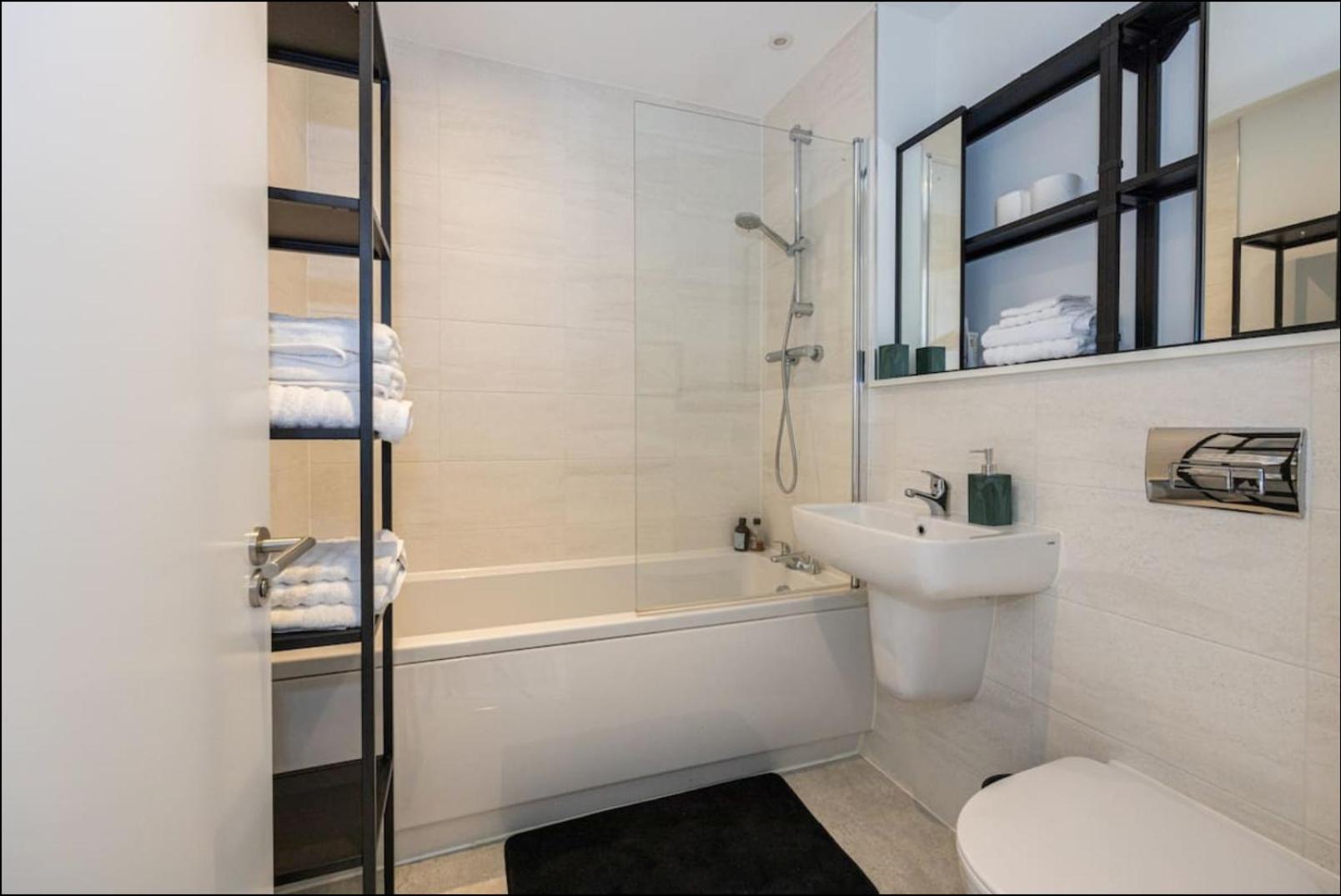 Elegance Retreat - 2 Bed Holiday Home With Parking 曼彻斯特 外观 照片