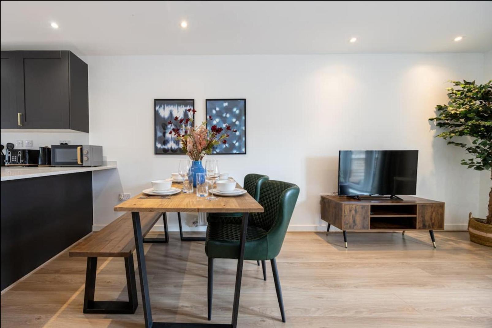 Elegance Retreat - 2 Bed Holiday Home With Parking 曼彻斯特 外观 照片